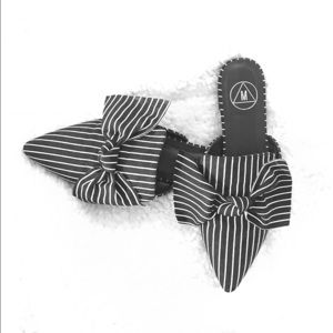 Misguided
black striped bow pointed mules